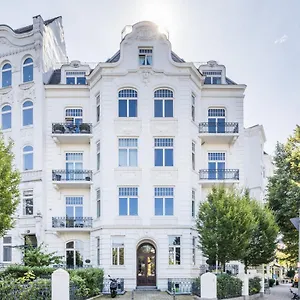 Stylish & Cosy Next To The U-bahn Apartment